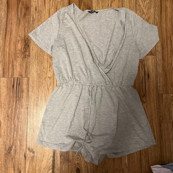 NWOT SHEIN Surplice Neck Grey Romper - Picture 1 of 1